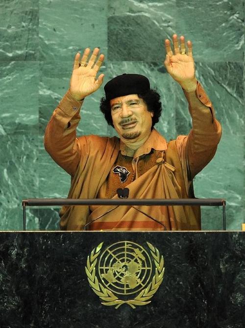 回顾卡扎菲躲下水道被揪出死前被士兵打了两巴掌留下两句遗言