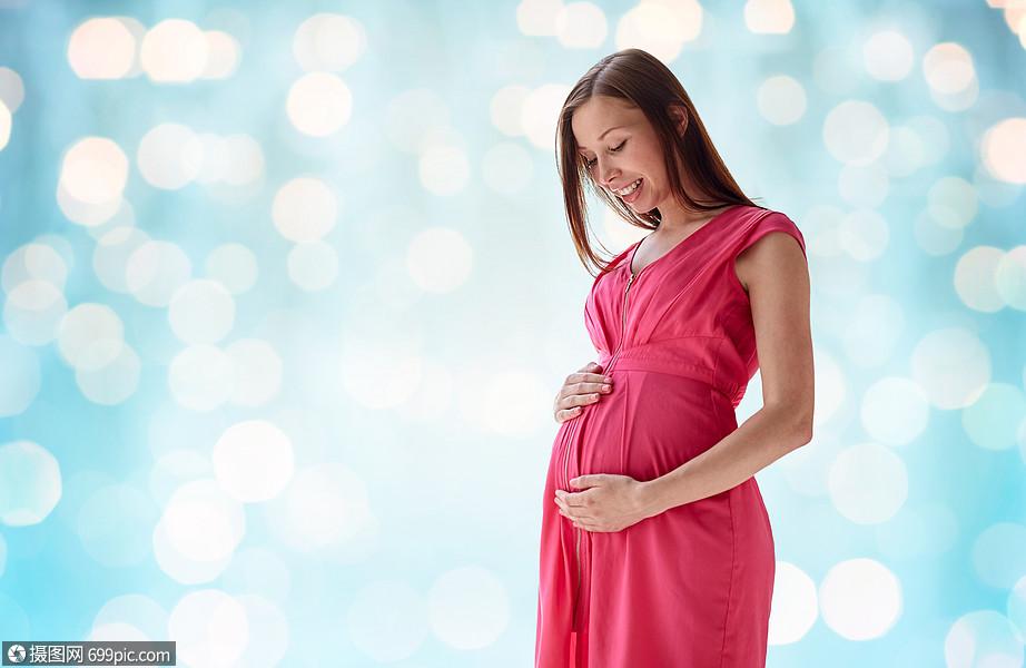 怀孕,母亲,人期望的快乐的孕妇大肚子蓝色假日灯光背景轻的出生