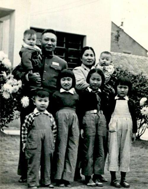 1942年,萧劲光和伟涛在延安结婚,婚后夫妇二人相敬如宾,恩爱有加.