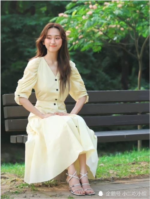 刘慧英刘慧英拍画报时另一套奶油黄色的连衣裙也非常美,更加温婉大气