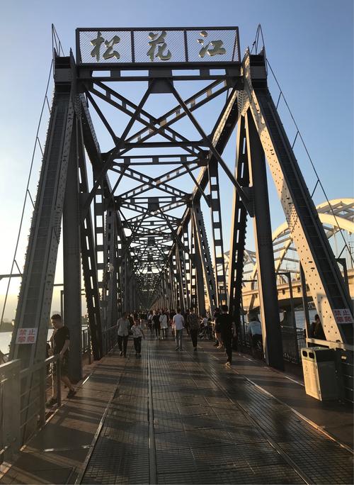 建于1900年的松花江大桥目前已经退役,变成了供百姓观光纳凉的好去处.