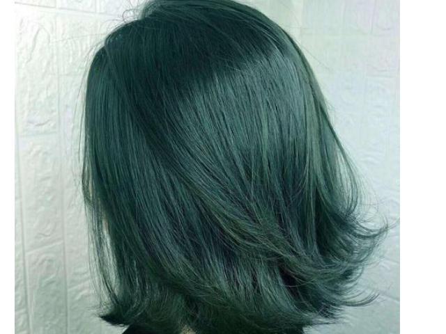 闷青色去绿方法:用双氧水洗掉,重新染,注意调配,多次洗发,用紫色的