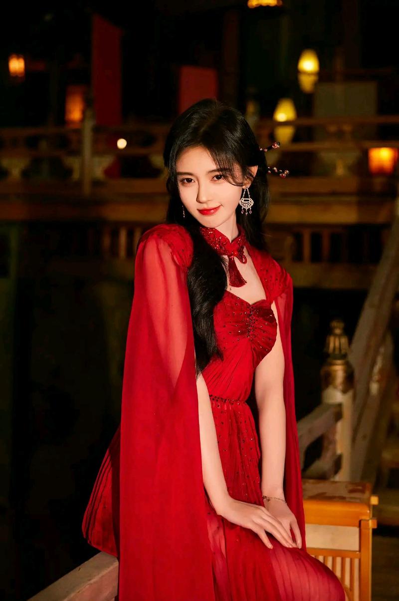 鞠婧祎最新造型!红色公主披风,美丽端庄氛围感满满