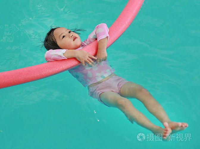 小女孩在游泳池训练