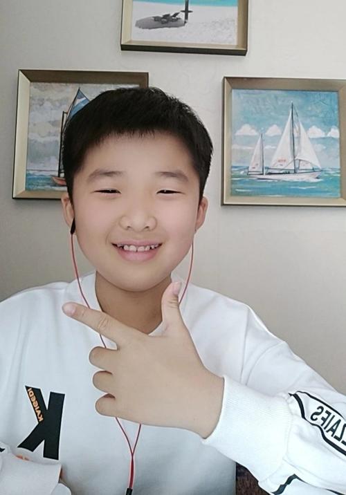照片中的男孩叫杨钧皓,今年11岁,来自河南商丘.