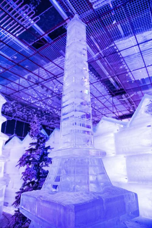 人造冰屋,武汉请哈尔滨人制作了一处"南方最大冰雕馆",一年四季看