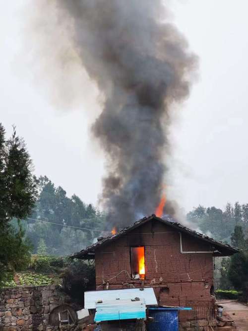 鸭江保禾一瓦房着火,屋顶都烧个精光