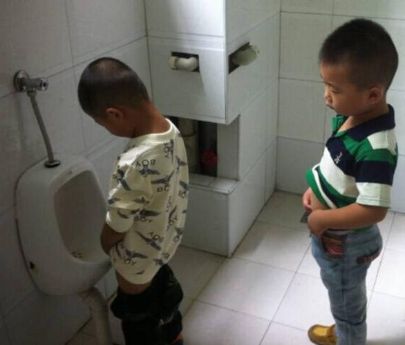 为什么孩子在幼儿园不上厕所,要憋着回家上?父母别不在意