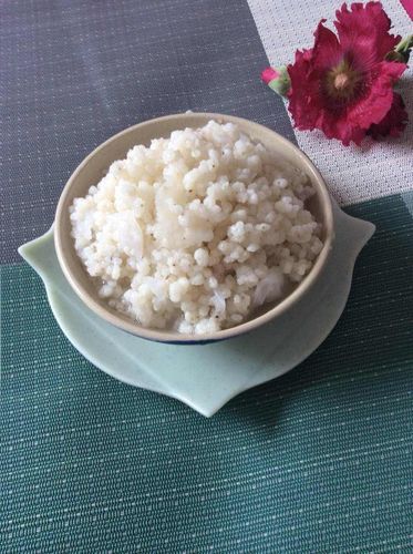 将煮熟的高粱米放入凉开水中投一遍即可6.煮熟了高粱米饭5.