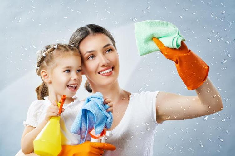 和孩子一起打扫卫生的微笑的家庭主妇