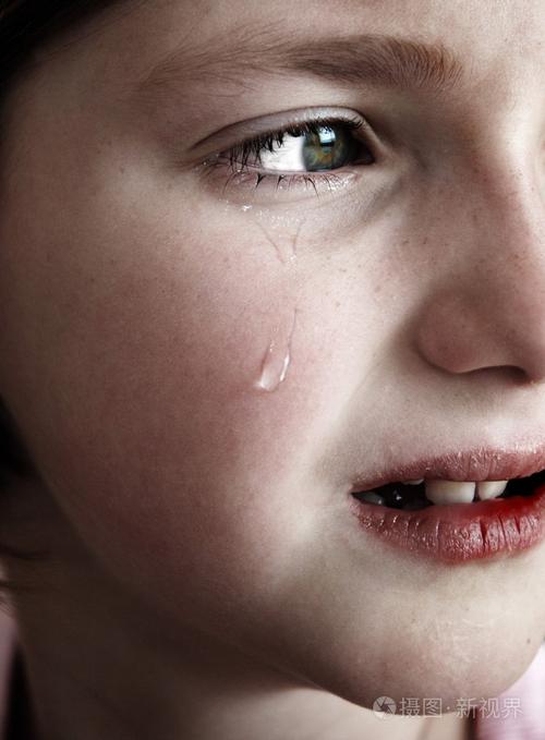 含着泪水哭的小女孩