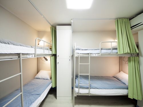 4人女生宿舍 (4-bed dormitory -- female only)