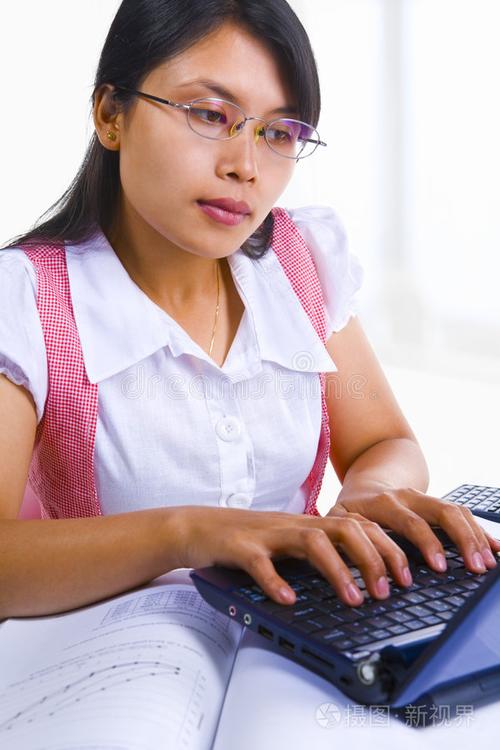 女学者上课用笔记本电脑打字