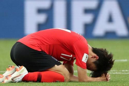 凭啥批评韩球员输球跪地哭丢人?国足有这觉悟早就踢世界杯