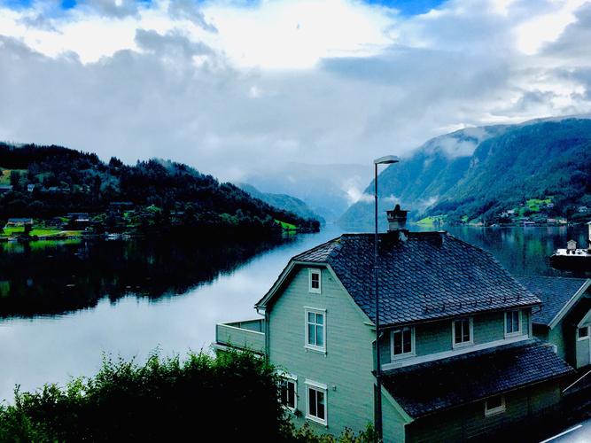挪威,峡湾小镇秀丽迷人的湖光山色风景!于2019年8月19日雨中漫步拍影!