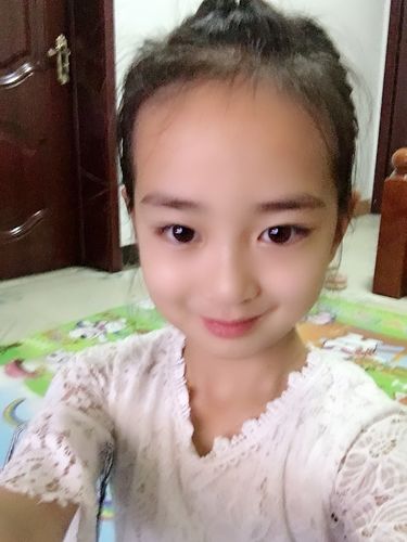 我叫赵若晨,我是大赤土小学二年级三班的小学生,我是个活泼可爱的小