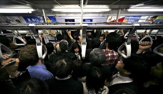 摄影师记录东京地铁的挤与困组图