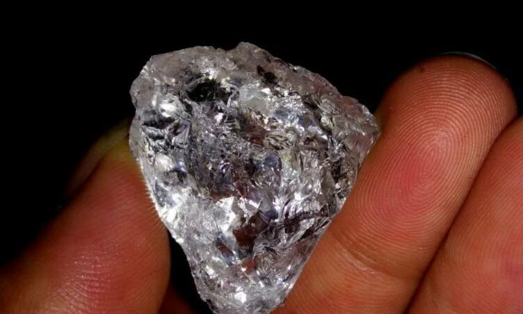 金刚石在加工之后可以成为钻石,都是很坚硬的物质,金刚石也可以用在