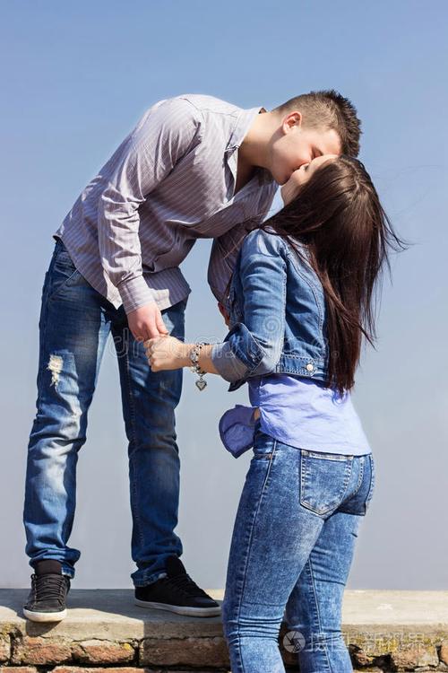 情侣接吻照片-正版商用图片18nfsk-摄图新视界