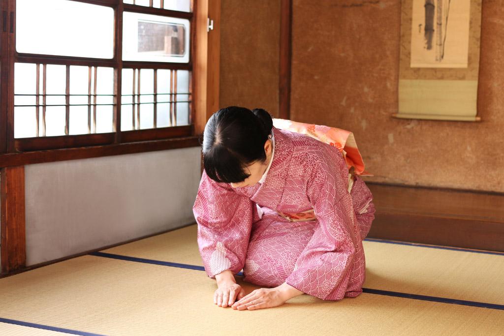 跪地日本女人