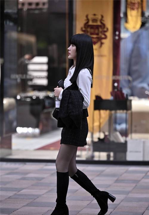 秋天和冬天来了,黑丝袜搭配靴子既保暖又很时尚_美女_黑色_款式