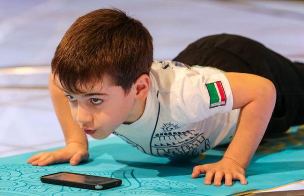 车臣共和国格罗兹尼,5岁男童rakhim kurayev当天在电视直播节目中,2