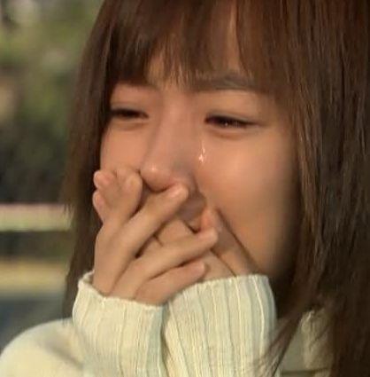 有部韩剧里面的女主角身穿白色长袖毛衣,哭的很伤心,究竟是哪部韩剧呢