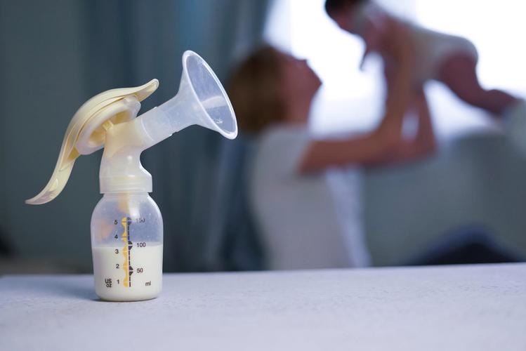 婴儿奶瓶与母乳