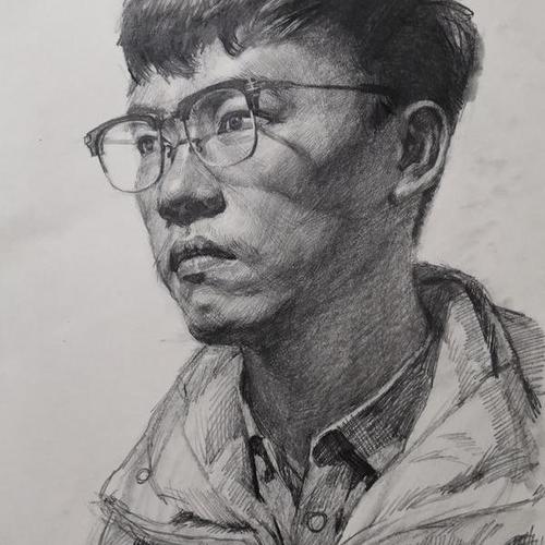 王逍-素描练习—戴眼镜的男青年头像
