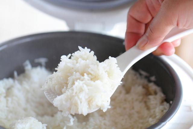 蒸米饭时,只会加水就废了,学会这几招,蒸出的米饭太香了_颗粒