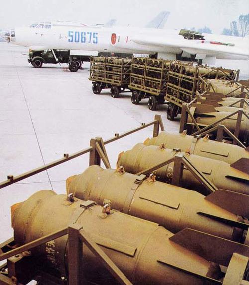 图文:国产轰六轰炸机准备加装国产航空炸弹