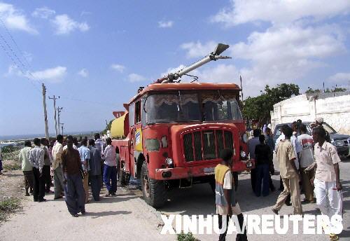 在索马里的摩加迪沙国际机场,当地居民查看一辆在空袭中损坏的消防车