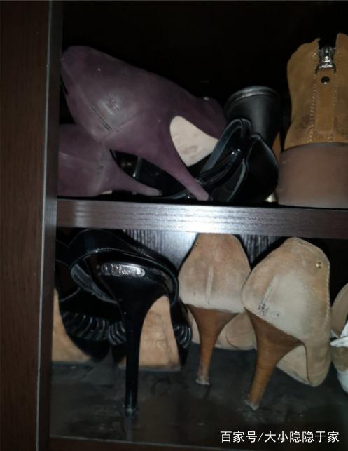 女生的鞋柜里摆满了不同款式的高跟鞋,区别在于鞋跟的高度!