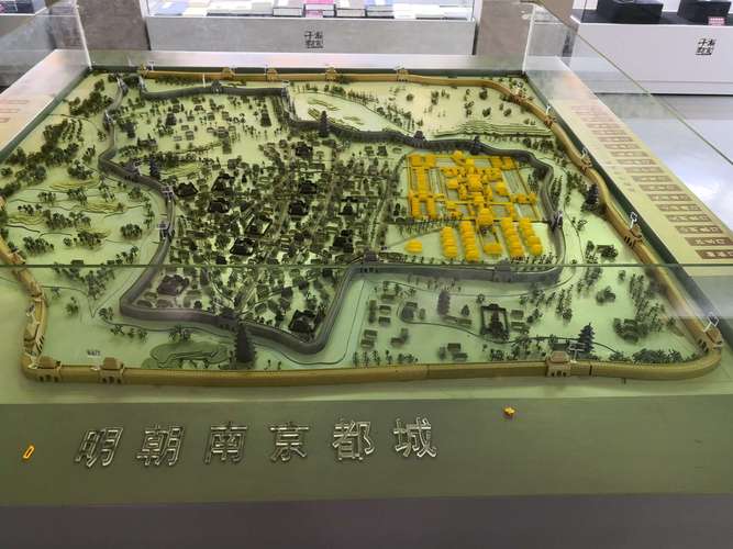 明都城在当时占据在南京城东边.