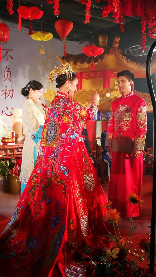 10多年虽不计其数地参加了许多次中国式的西式婚礼