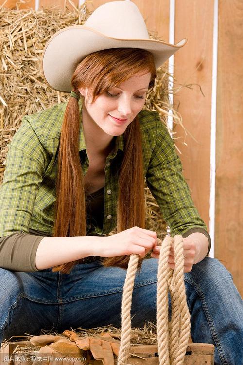 西部乡村风格的年轻女牛仔用绳子