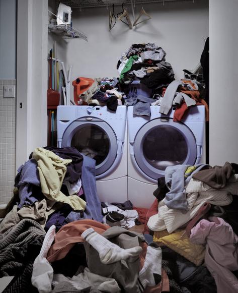 衣柜前后整理女孩的房间家庭杂务——宝宝会扔掉衣服乱七八糟的女人