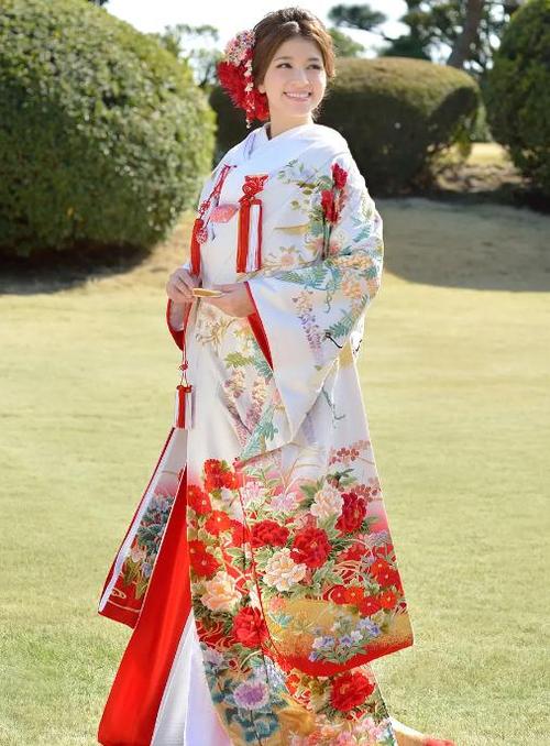 和服是日本传统的一种服饰,用来体现一个国家的文化和美感,在文化交流