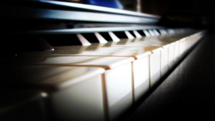 优美意境的弹钢琴美图图片