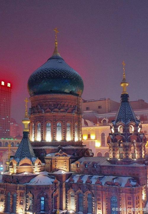 黑龙江哈尔滨:大雪不期而至,百年历史索菲亚教堂雪中流光溢彩!