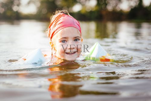 在河里游泳的小女孩的肖像