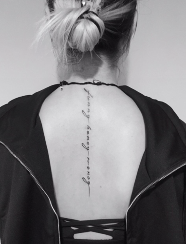 2020最新女生脊柱纹身图集好看的脊柱纹身图片5