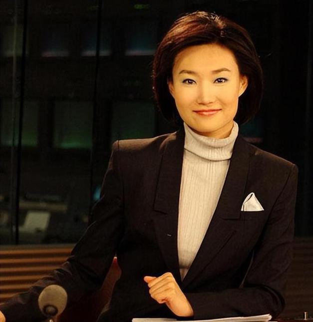 央视美女主持人李梓萌45岁至今仍未婚风光背后也有心酸