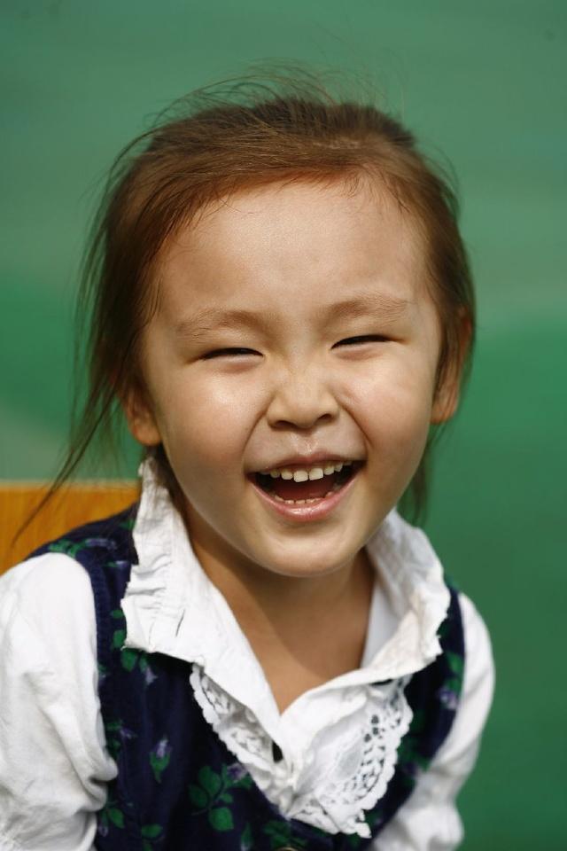童年之忆:2008年,北京奥运会征集儿童笑脸时女儿的照片.(爱若干)