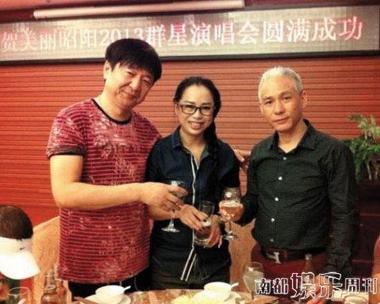 黄绮珊今年走入第三段婚姻,与她的音乐总监张鹰(左一)喜结连理.