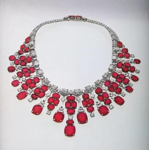 卡地亚出品红宝石钻石项链,据说来自甘娜珠宝收藏