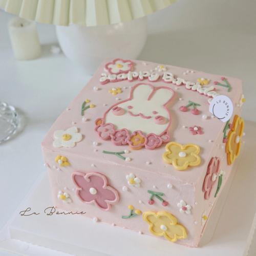 方形手绘小兔子蛋糕