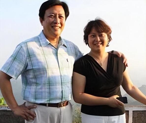 唐国强和他的初婚妻子孙涛在1979年喜结连理,随后很快迎来了他们的