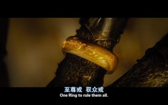 这是影片《指环王1:护戒使者》,影片开头魔王索伦佩戴至尊魔戒,威力