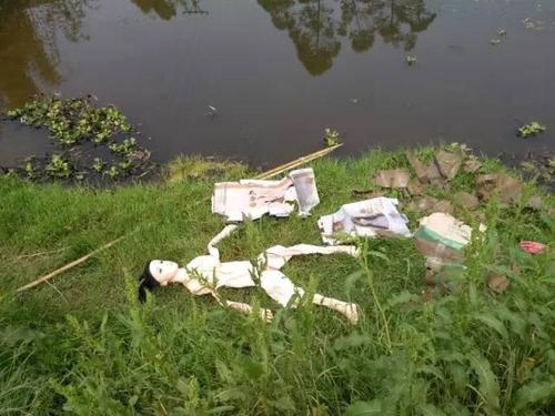 一村民到分宜镇池塘村附近河中钓鱼,突然在一 河口处发现一具"女尸"